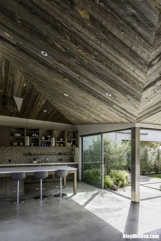 Ngôi nhà đa dạng về chất liệu và màu sắc gỗ phù hợp trong từng không gian