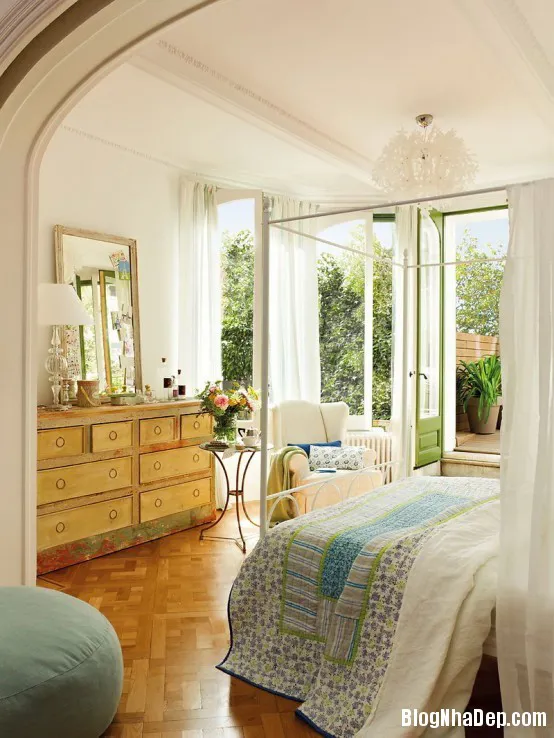 Phòng ngủ lãng mạn với thiết kế cửa sổ cổ điển