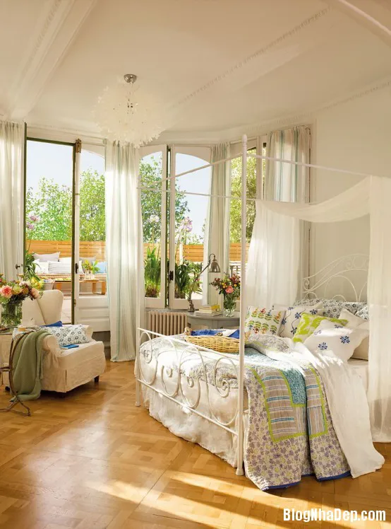 Phòng ngủ lãng mạn với thiết kế cửa sổ cổ điển
